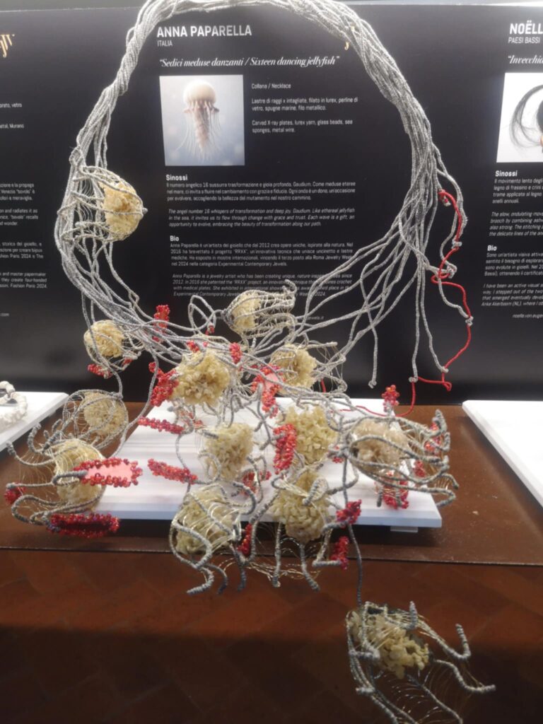 sedici meduse danzanti